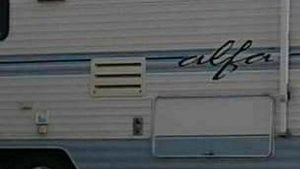 1993 Alfa 28' trailer, clean title, willing to help with set-up