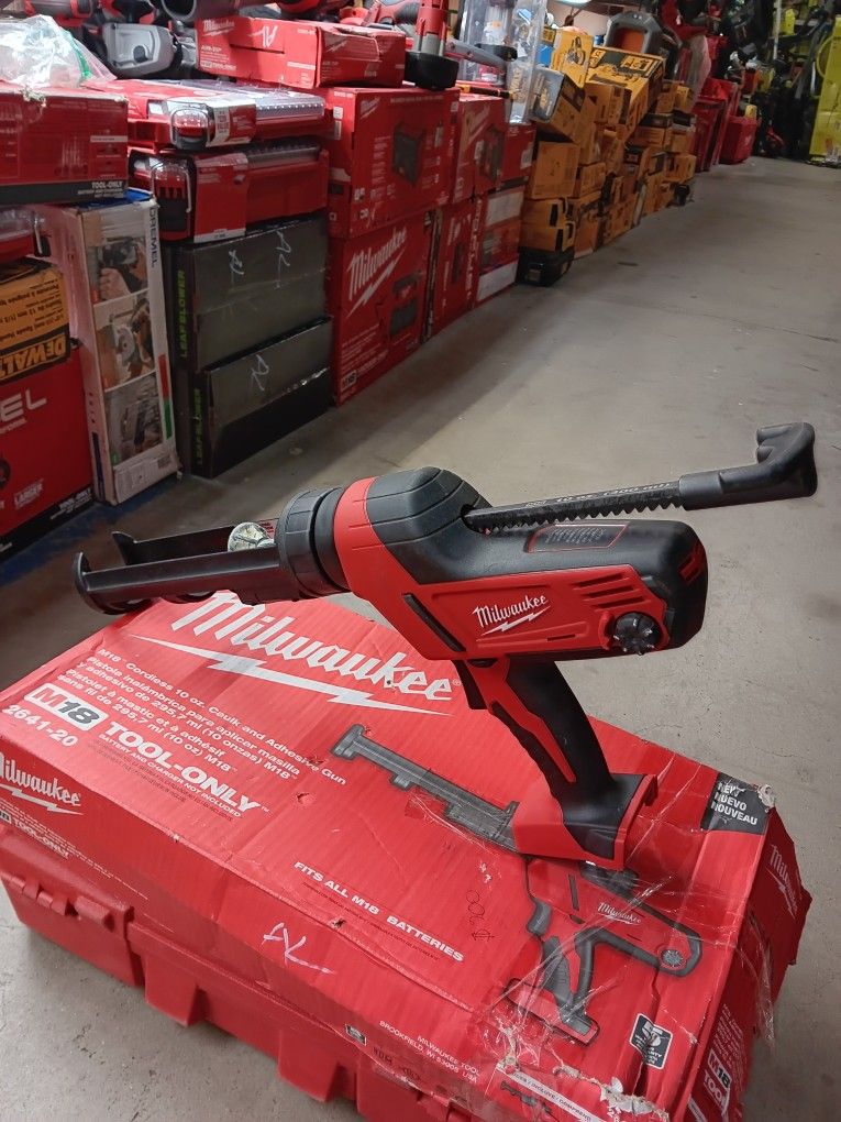Milwaukee M18 Cordless 10oz. Caulk and Adhesive Gun. Tool-Only