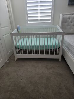 Baby Crib w/ Mattress & Fisher Price Projection