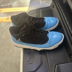 Jordan Max Aura 2 in the Black University 