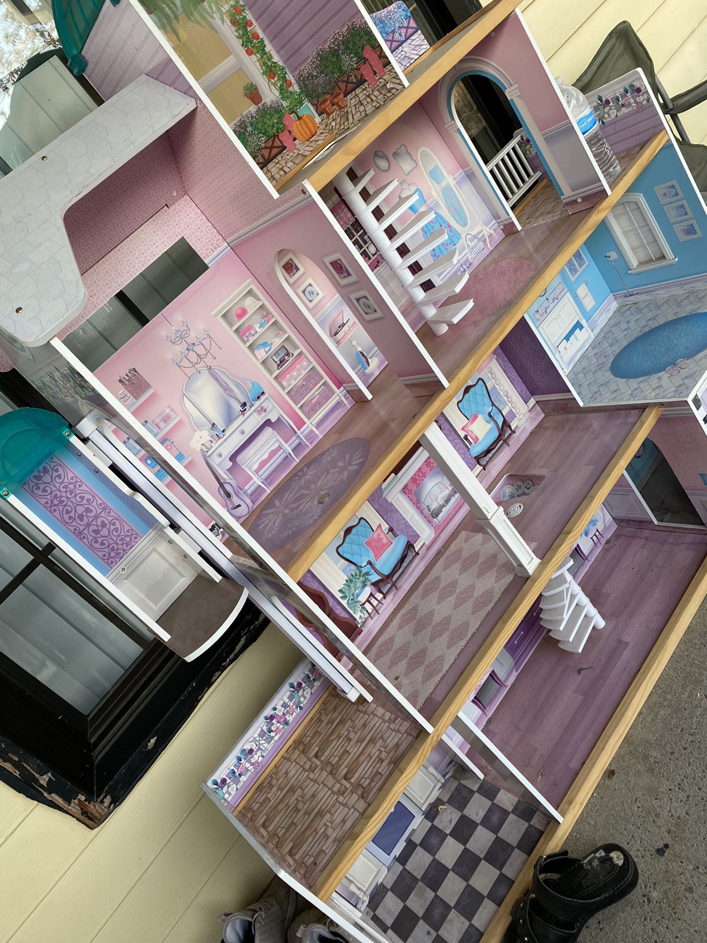 A doll house, in good condition! Only 10$