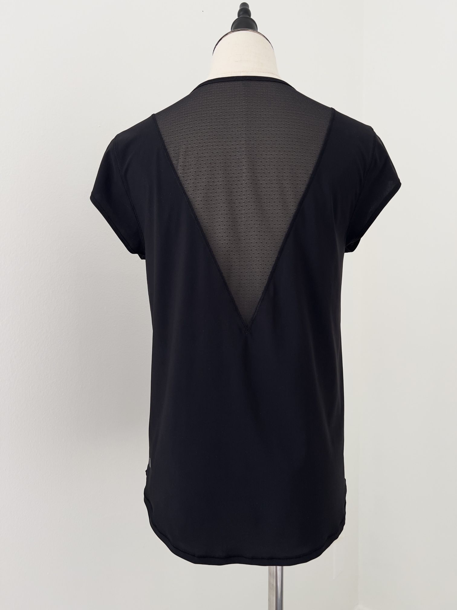 Lululemon Black Mesh Back Women's Top, size 6, (medium)