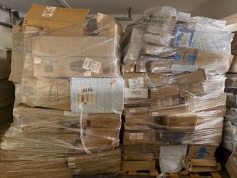A mixed-pallet shipment of online returns and surplus stock
