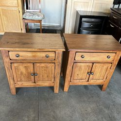2 Matching Solid Wood Nightstands With Drawers With Brass Handles & Storage By Broyhill Attic Heirlooms,must But Both For $35Each 