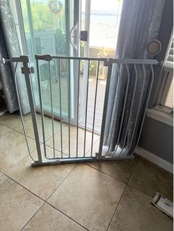 Hauck open n stop kd pressure fit baby and pet safety gate $25