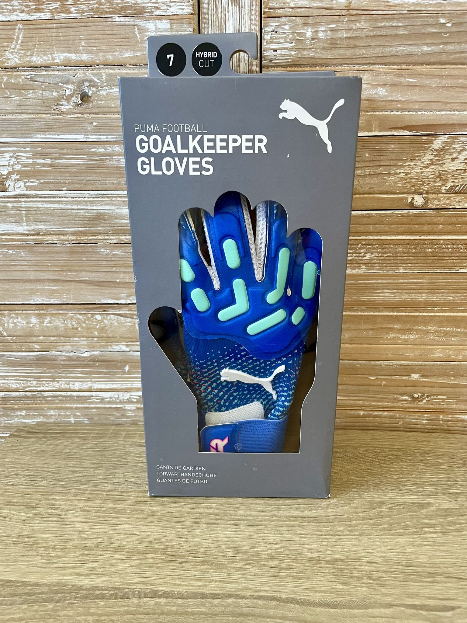 NEW! PUMA FUTURE Pro Hybrid Cut Goalkeeper Football/Soccer Gloves Men 7 0 Brand new retail 120.00. Box is a bit damaged but please look at pic