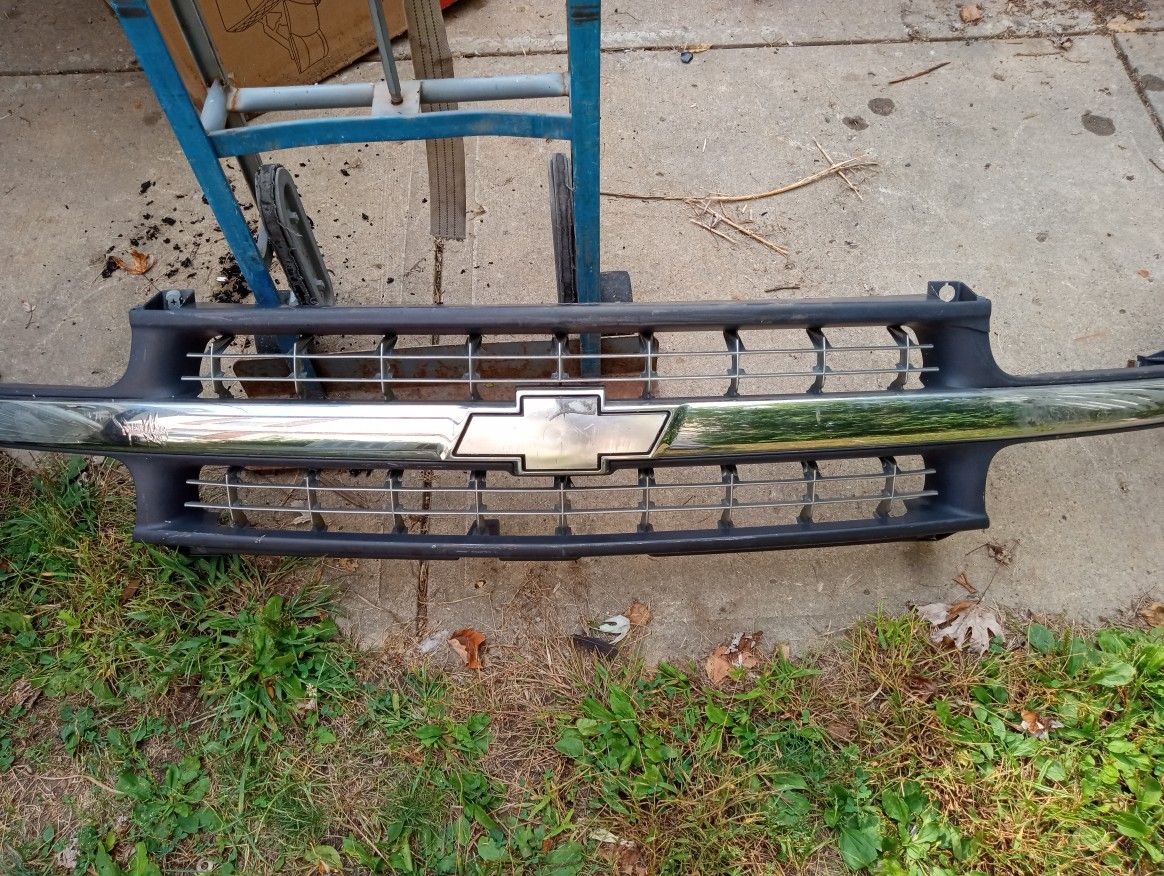 Chevy 1500 Grill Assembly