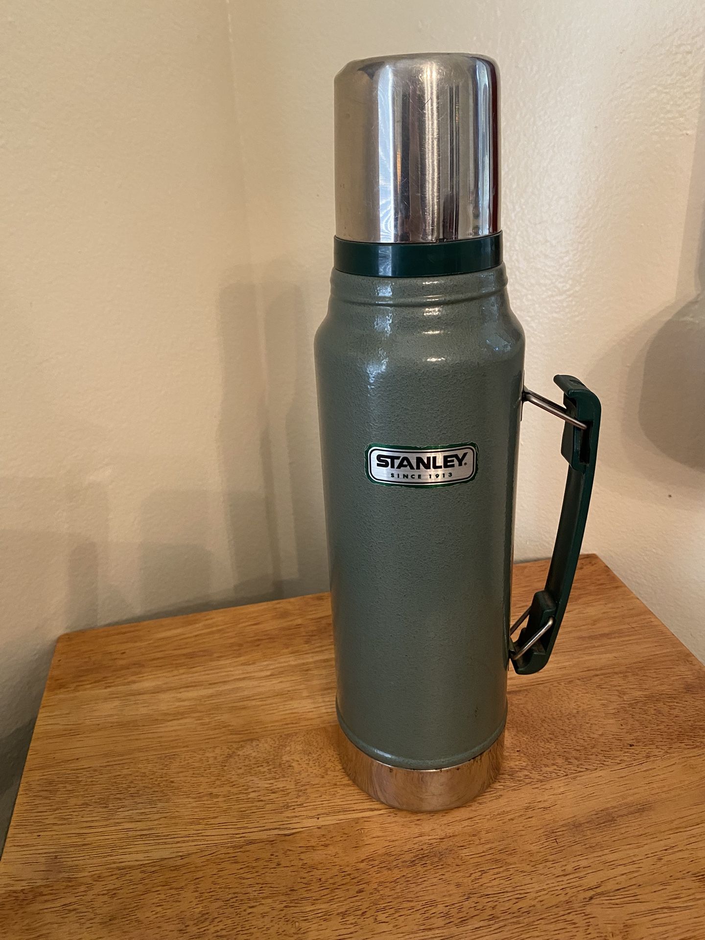 Stanley THERMOS Classic Vacuum Bottle Green 1.1 Qt w/Cup Lid And Screw on Top