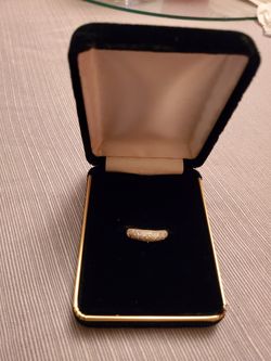 Gold ring with diamonds