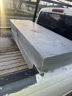 Truck tool box