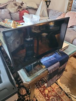 LG Smart TV 28" With Remote