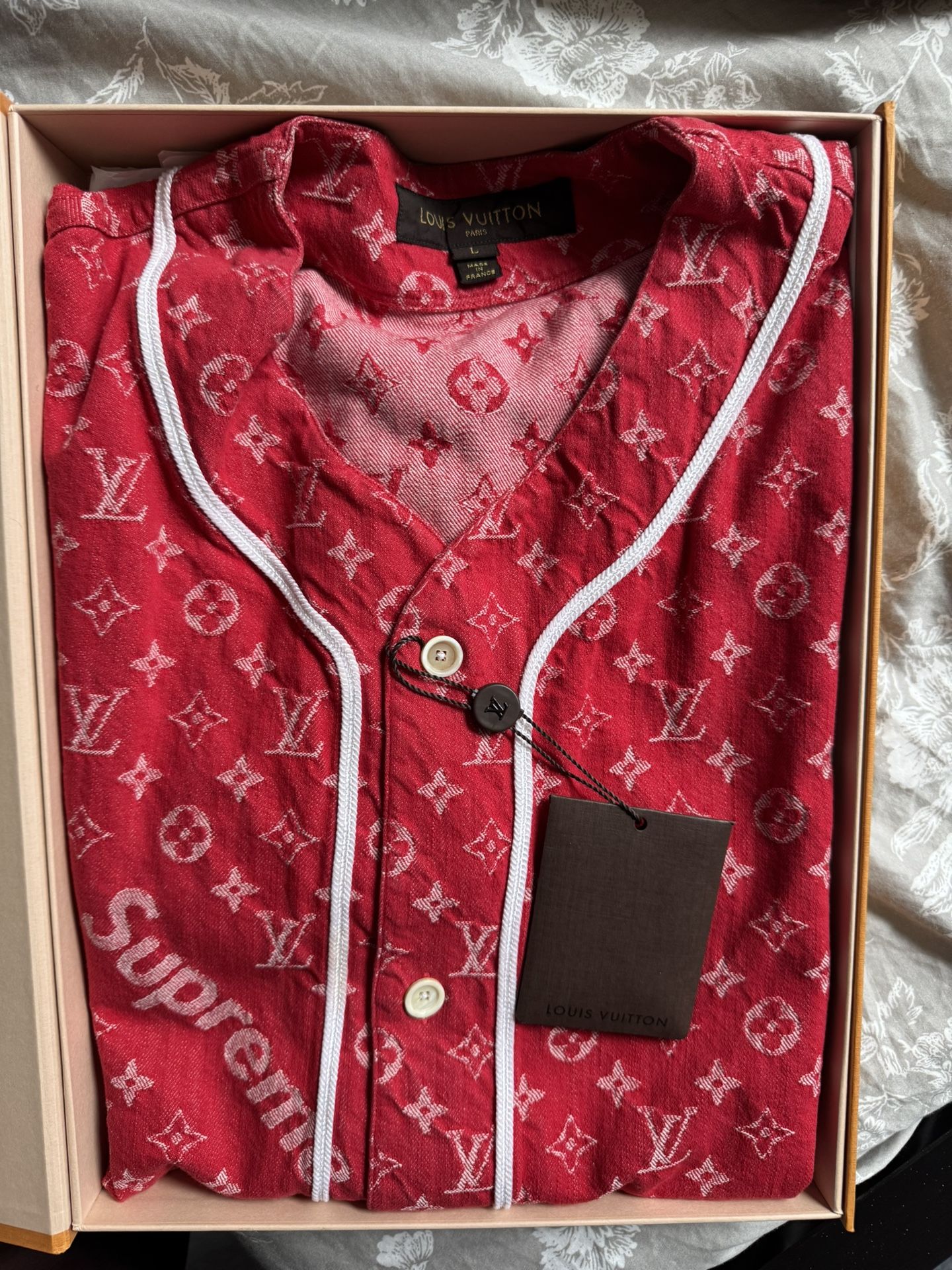 Louis Vuitton X Supreme (size L) New