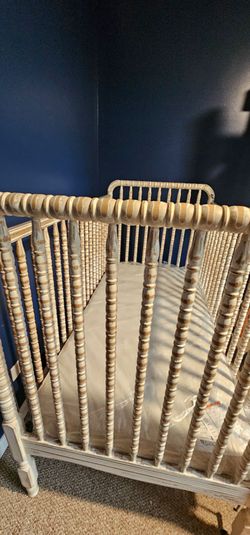 Spindle Baby Crib with Mattress