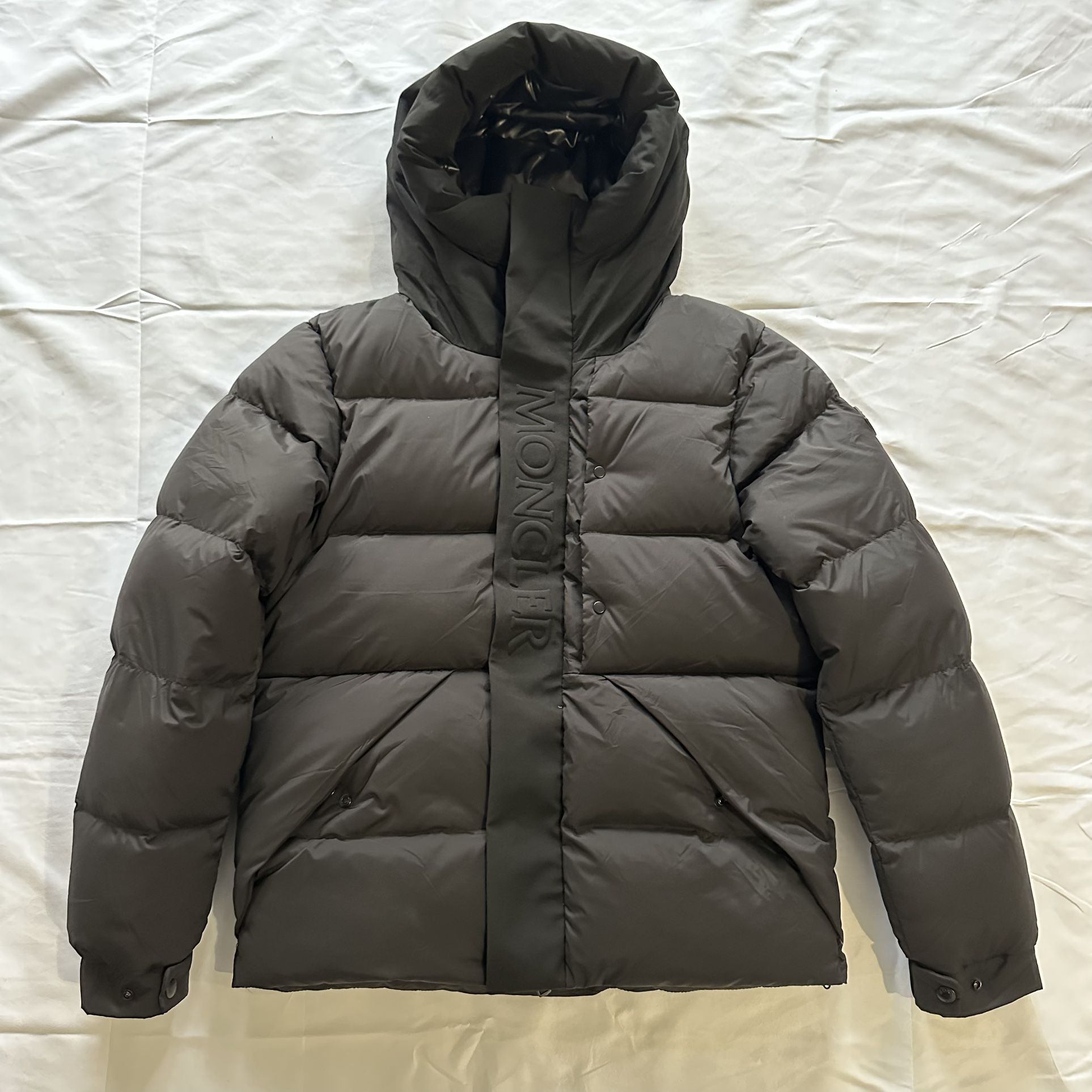 Moncler Matte Puffer for Sale in Federal Way, WA - OfferUp