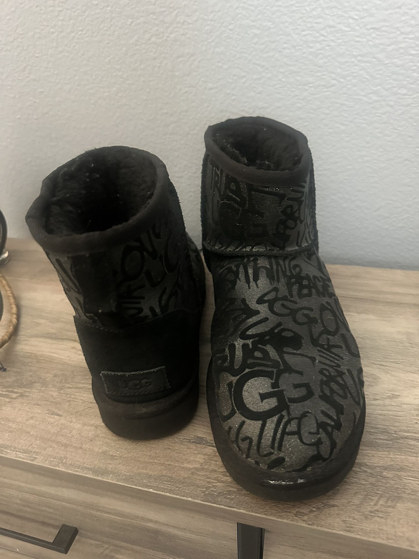 Graffiti UGG boots -like New