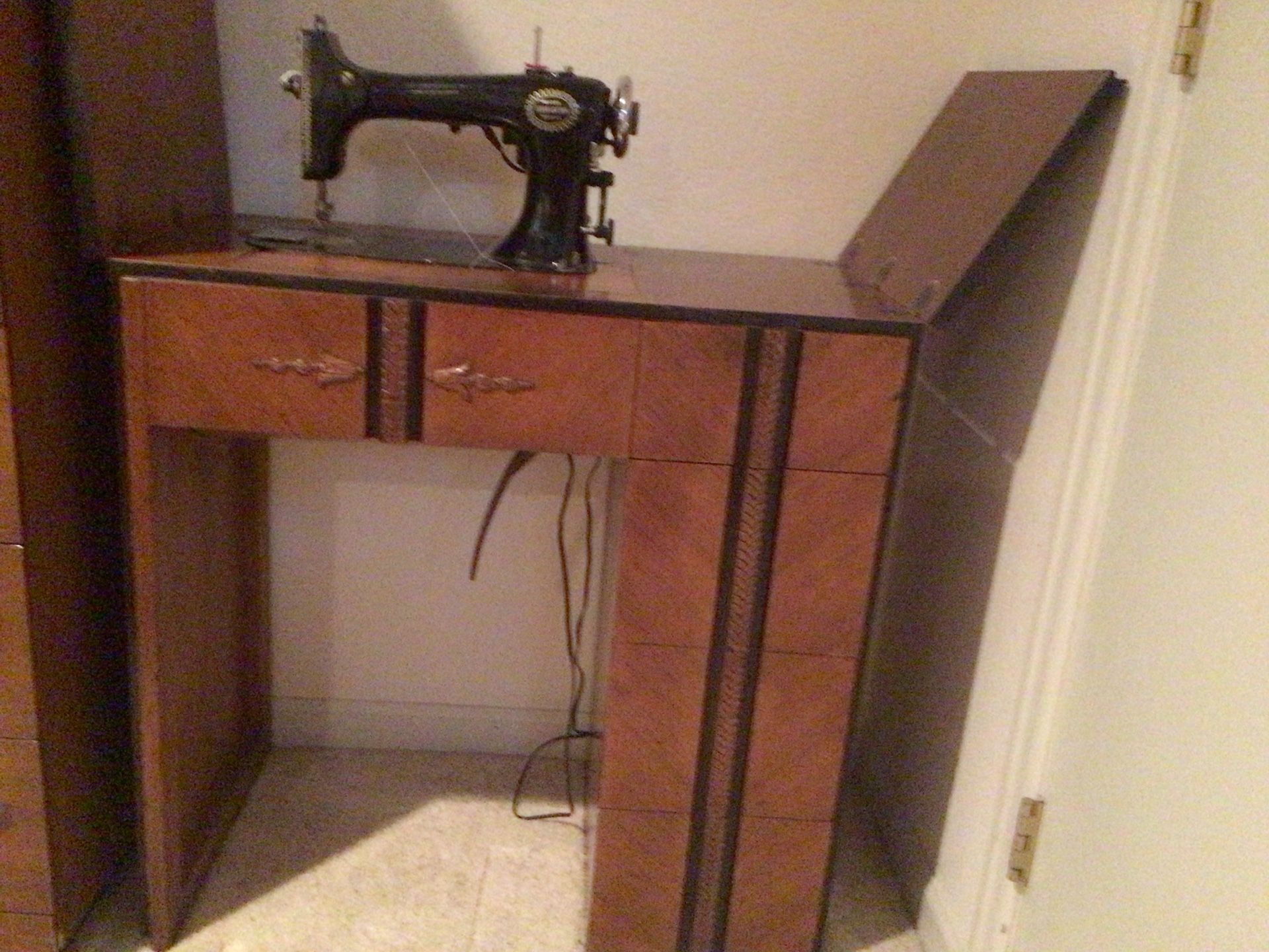 Damascus Rotary Sewing Machine And Cabinet