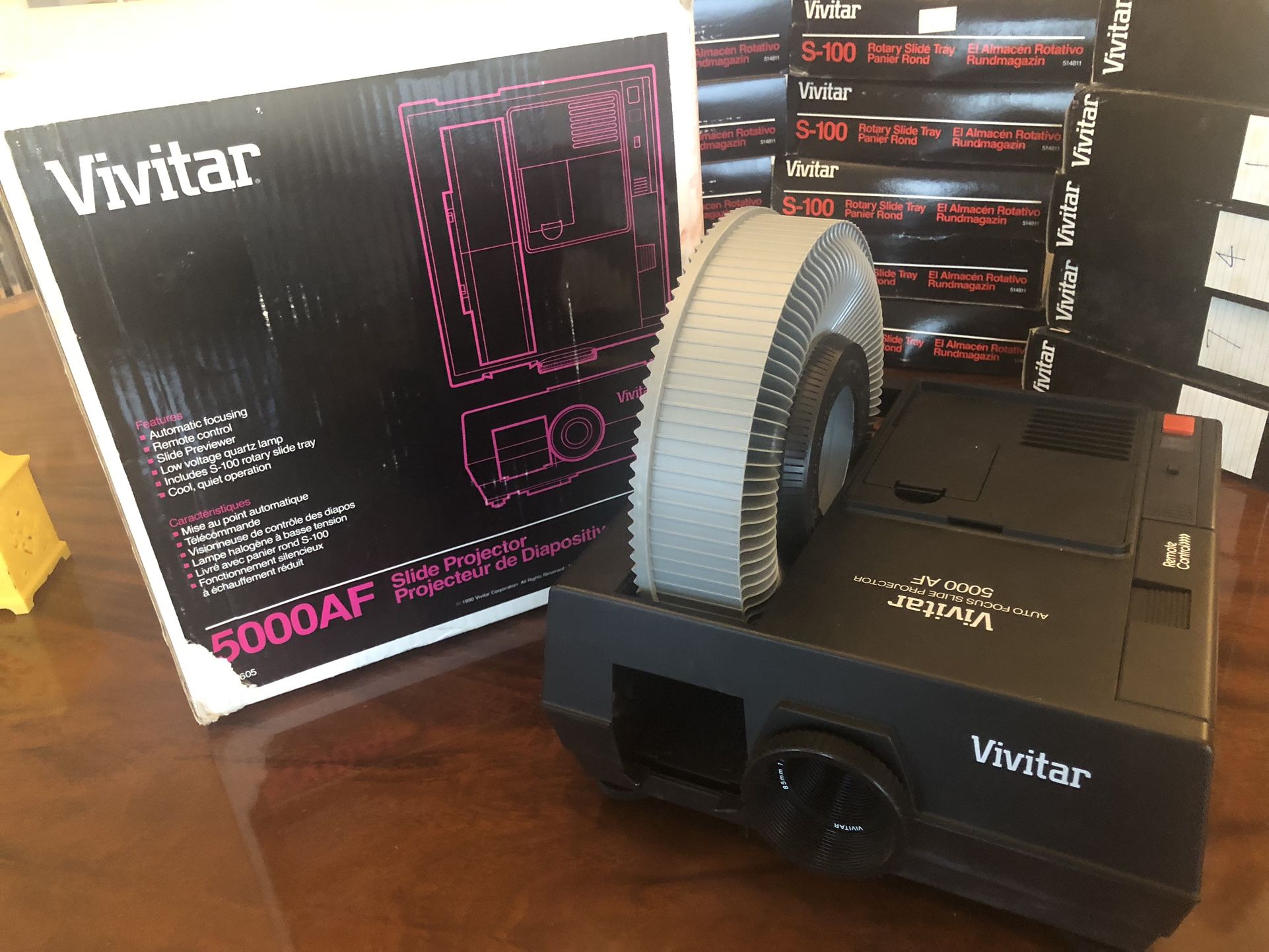 Vivitar 5000AF 35MM Slide Projector and 29 slide trays