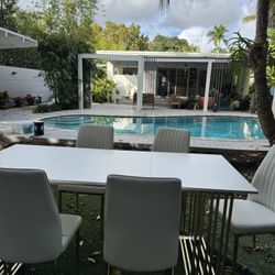 Mesa De Comedor Seis Sillas ( Dinner Table 6 Chairs )  Casi Nueva . Almost New