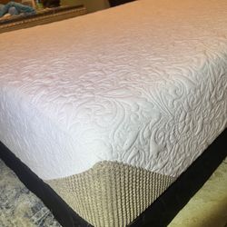 Memory Foam Queen mattress and boxspring, is good condition 