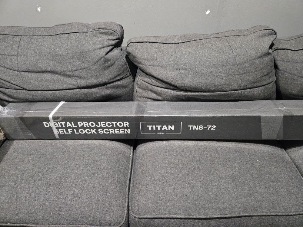 Titan TNS-72 Screen Projector *New
