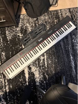 Piano/keyboard with pedal