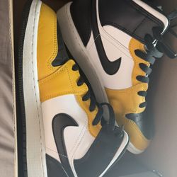 Calling All Sneaker heads ‼️‼️‼️ Air Jordan 1 Mid Super Clean!