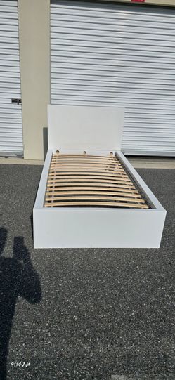 Twin bed frame (🌊DELIVER OPTION)