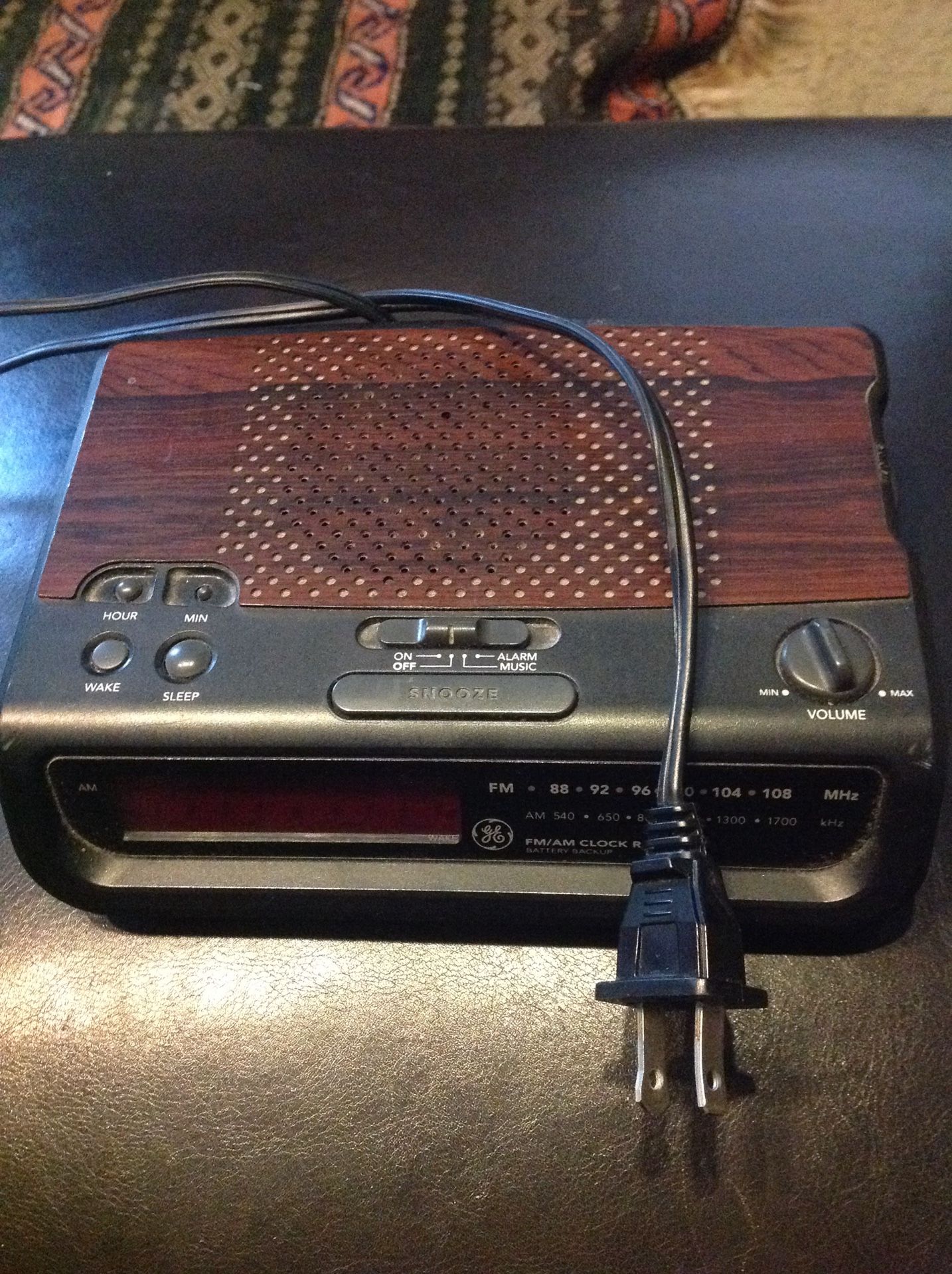 Vintage ge am/fm clock radio with snooze