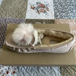 UGG Dakota Pom Pom Slippers Size 8.