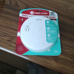 FIRST ALERT  SMOKE AND CARBON MONOXIDE ALARM 