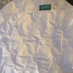 Halo Swivel Bassinet Mattress Pad And Sheets 