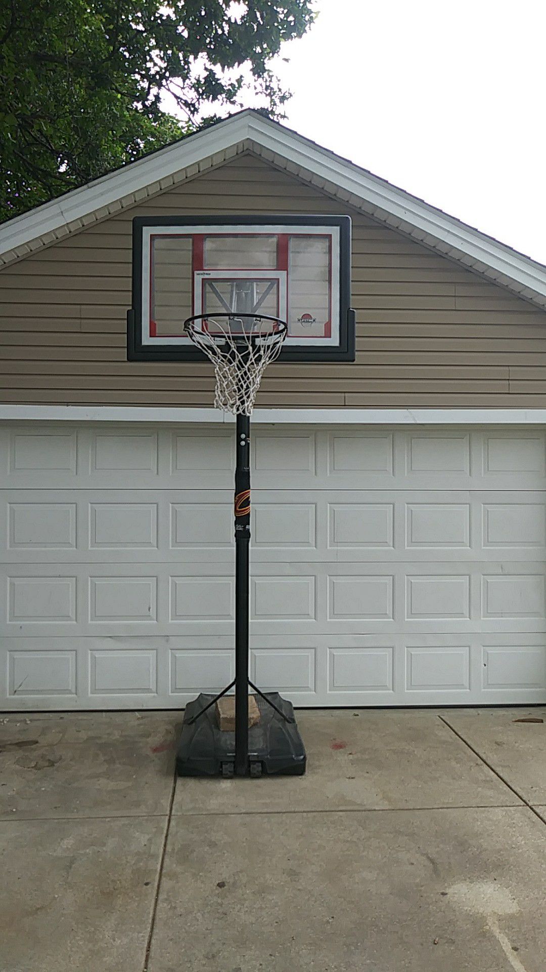 This is an adjustable basketball hoop adjust from 6 ft to 10 ft
