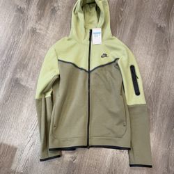 Nike Tech Sweatshirt —Medium