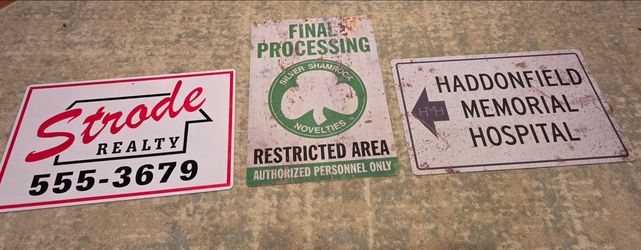 Halloween Franchise signs Strode Realty Haddonfield Mémorial Hospital Silver Shamrock 12 x 18


Here is a set of 3 official Halloween Franchise signs 