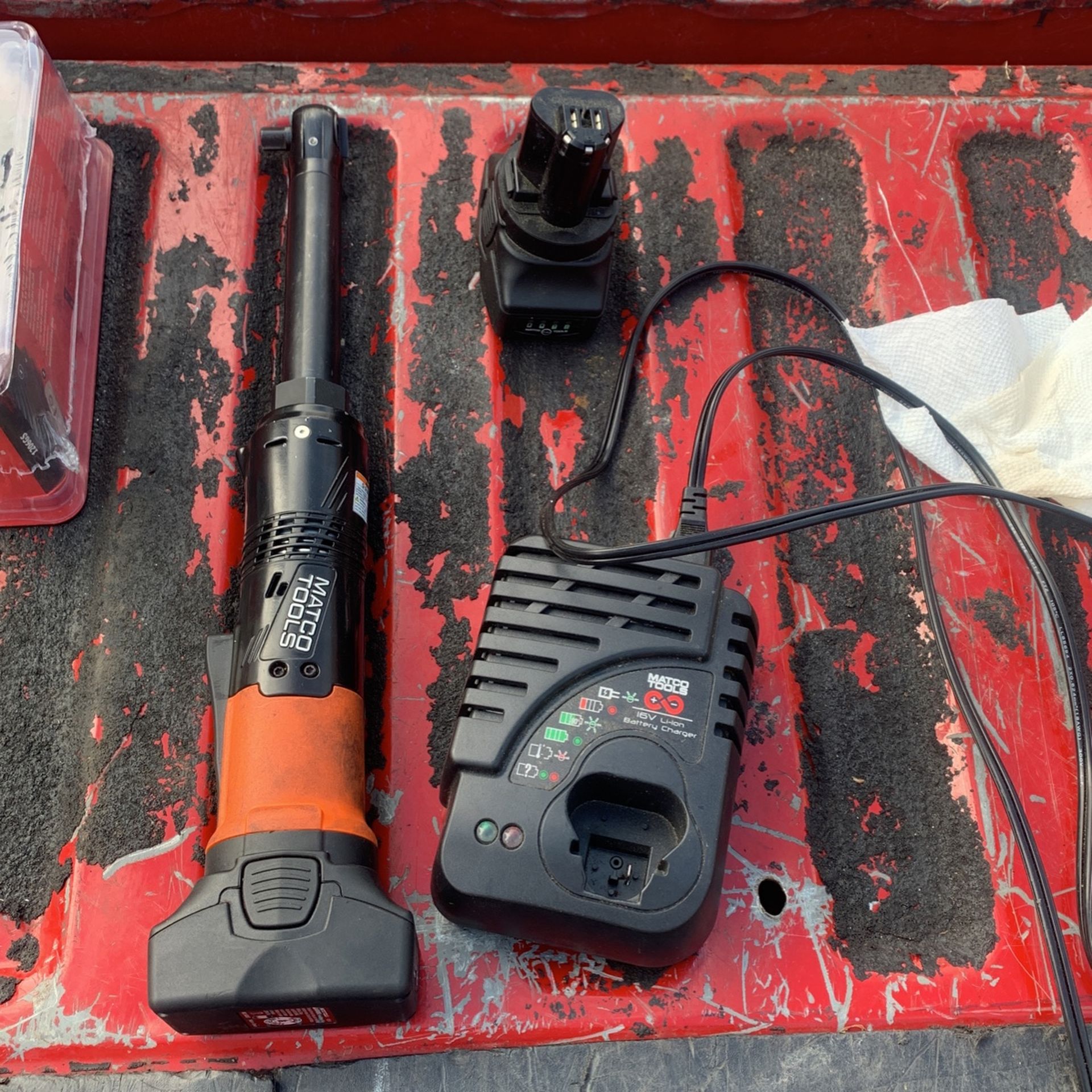 3/8 Long Neck Ratchet, 2 Batteries