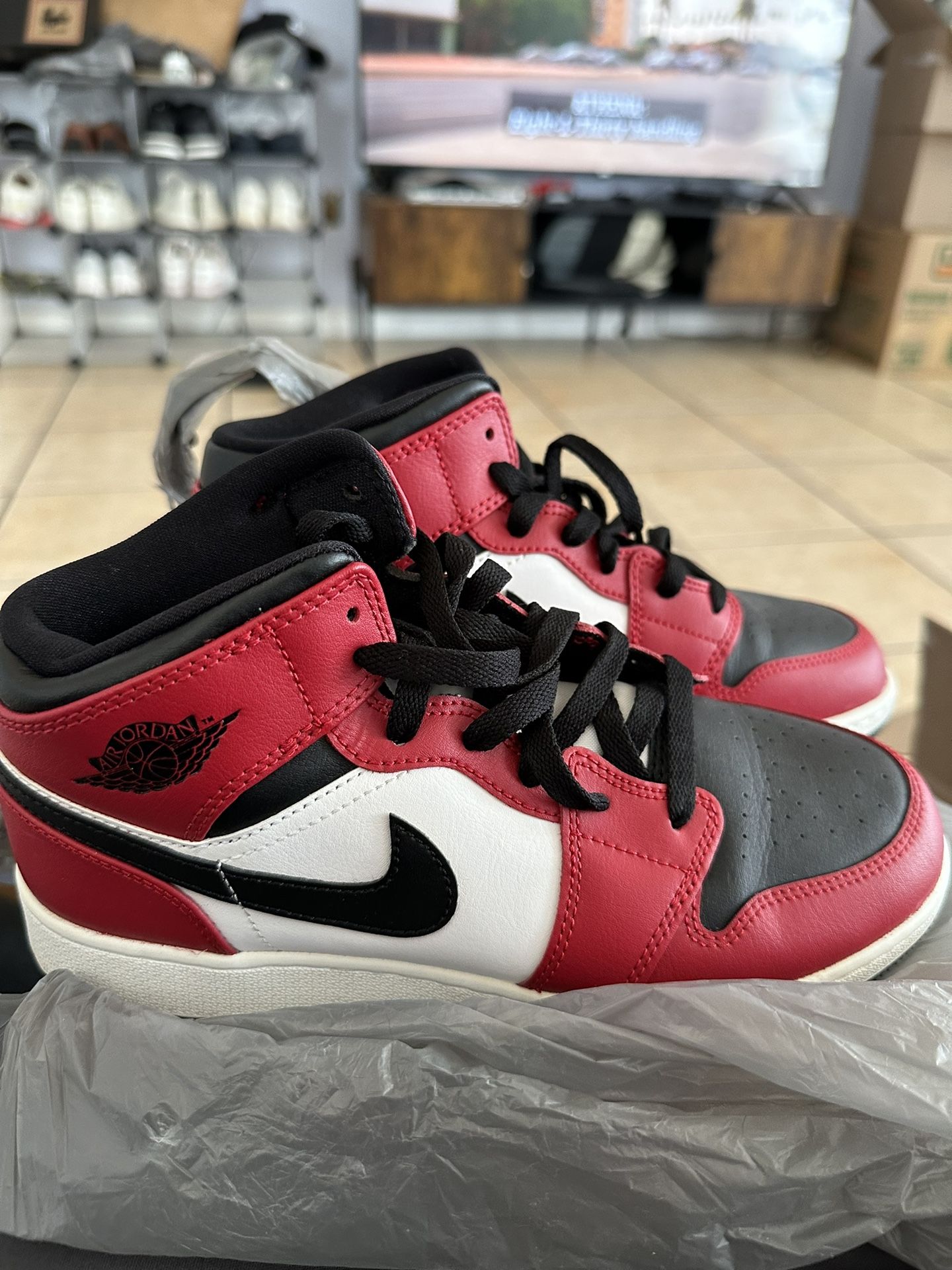 JORDAN MID SIZE US 6/ YEEZY SIZE US 5.5 TAKE ALL FOR $150