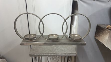 Silver aluminum candelabra, 3 overlapping rings, 3 candle plates