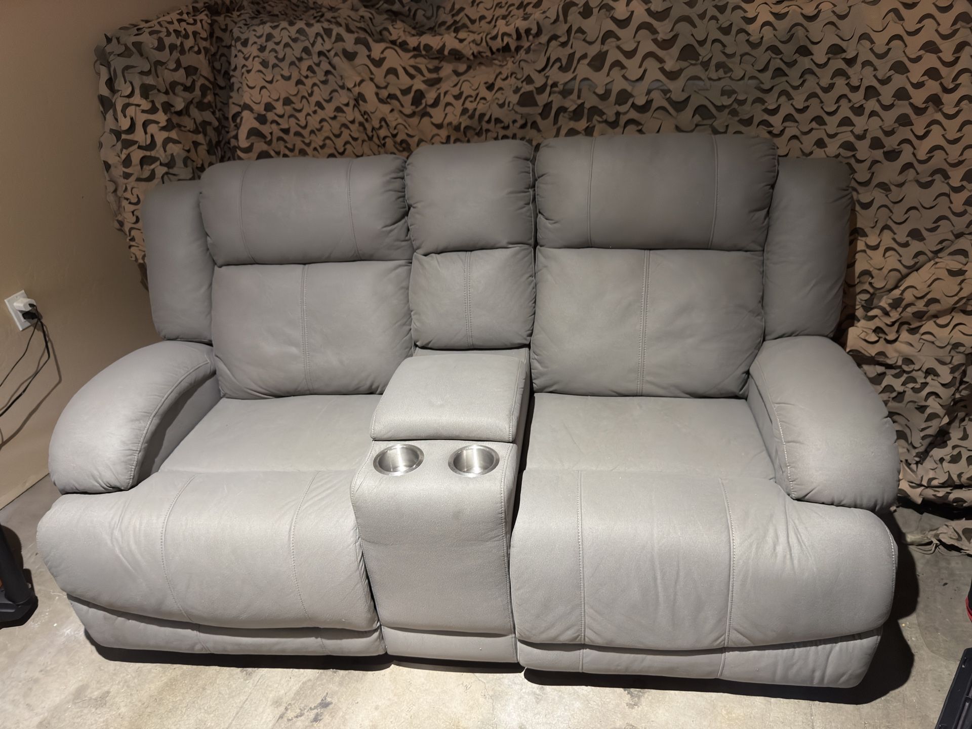 Dual Reclining Loveseat with Center Console – Excellent Condition