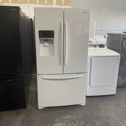 Glossy white Samsung frenchdoor water Ice Can Deliver It’s missing the right Freezer handle cover the part is only six dollars on eBay I added the par