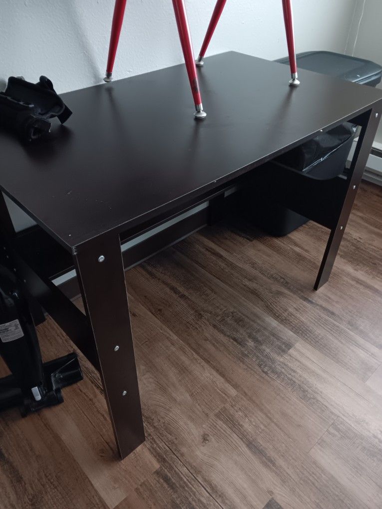 Light Desk & Rolling Chair 