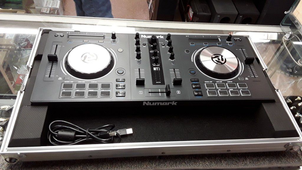 Numark Mixtrack3 Digital DJ Controller with hard case