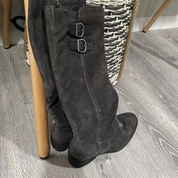 Born Size 6M Below Knee Women’s Leather Boots Store Display With Tag  Used to be a store display NEW with tag and sticker price tag, shows minor mark 