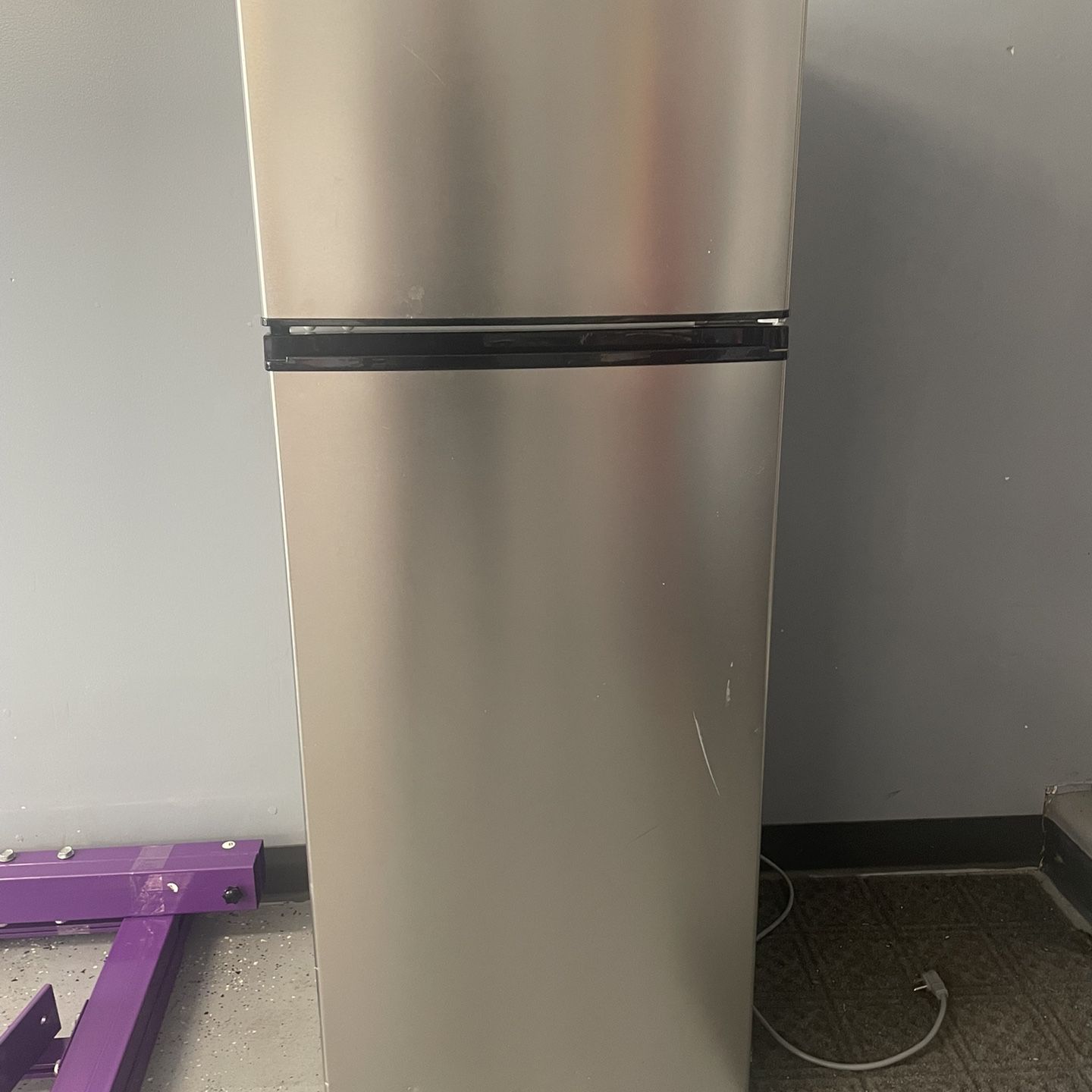 Top Freezer Refrigerator in Stainless Steel Look