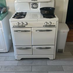 O’KEEFE & MERRITT 4 BURNER STOVE w/ OVEN & STORAGE