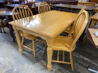 Light Oak Carved Leg Dining Set w/ 4 Arrowback Chairs