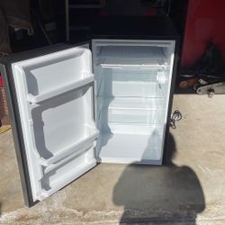 Hisense Black And Stainless Steel Mini Refrigerator with Freezer In Clean Good Condition