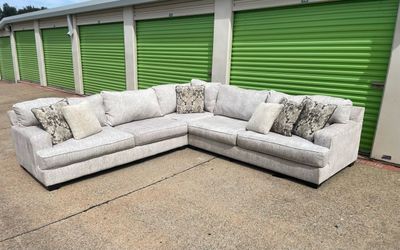 Free Delivery - Beautiful Modern Sectional Set