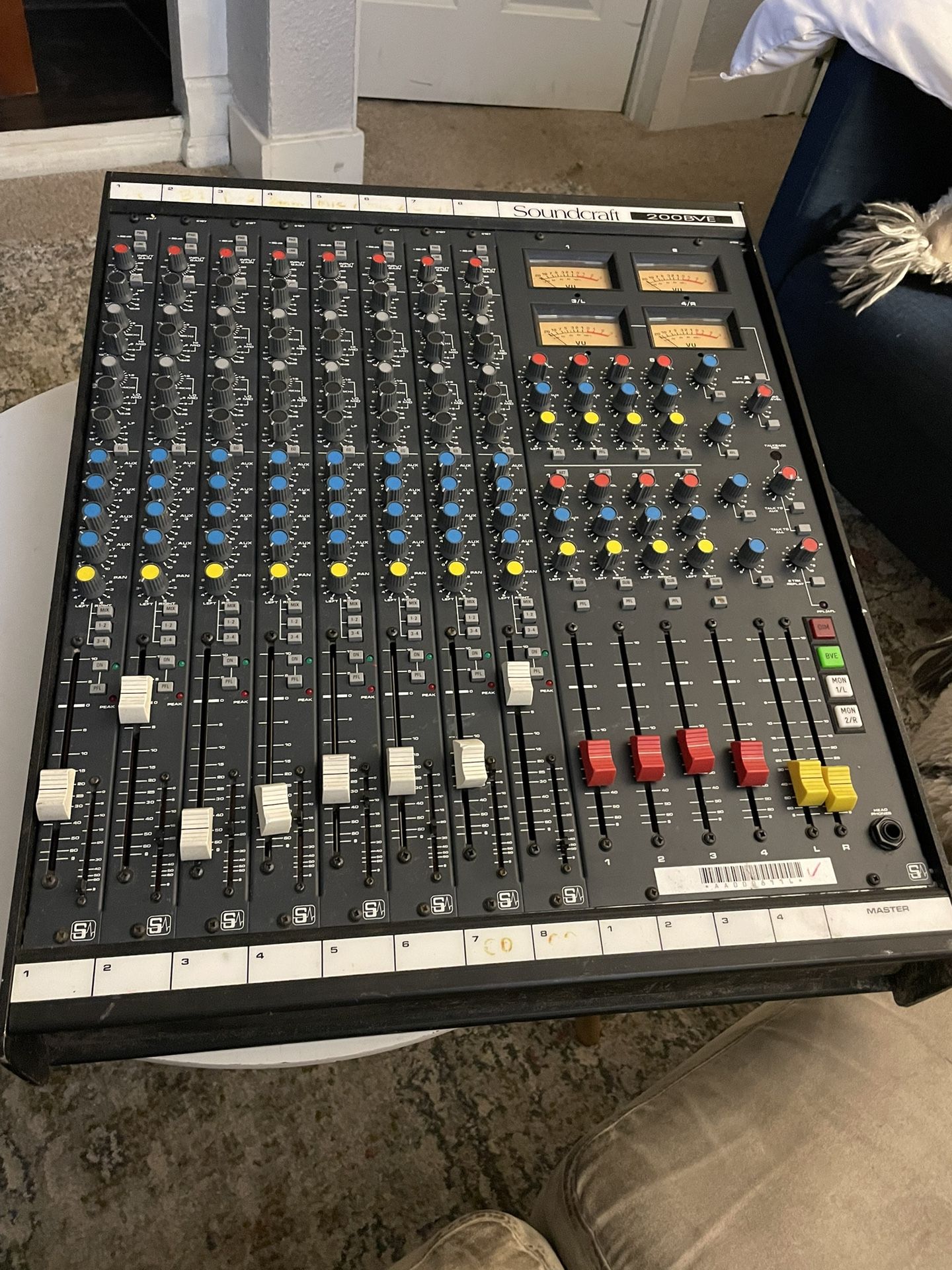 Soundcraft Series 200B 24-Channel 4-Bus Mixing Console