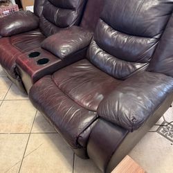 *Super Comfortable* —Leather Reclining Loveseat w/ Console & Cup Holders – Very Comfortable