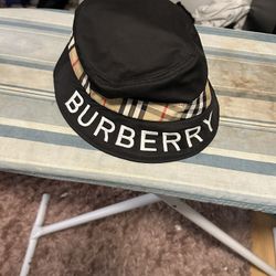 Burberry bucket hat